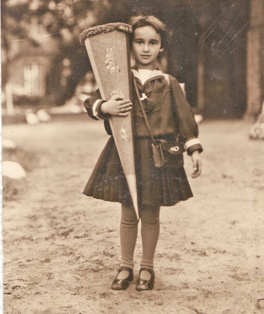Foto eines kleinen Mädchens mit Schultüte in der Hand